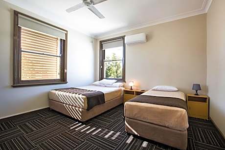 Economy Twin Room with Shared Bathroom