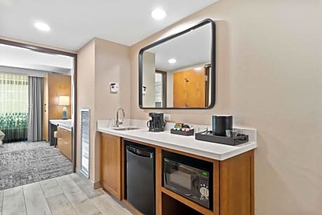 One-Bedroom King Suite with Roll-In Shower - Mobility Access/Non-Smoking