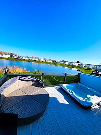 Pinewood Retreat 37 Fishing lake with Hot tub The Grange Mablethorpe