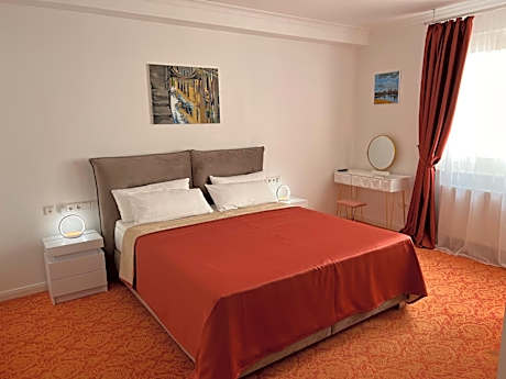 King Room with Roll-In Shower - Disability Access