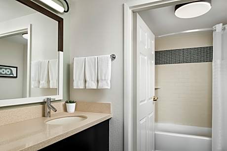 Studio Suite - Queen