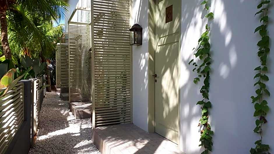 Studio O - Luxurious Duplex Studios Walk to Beach