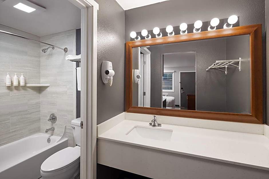 Basecamp Puyallup a Travelodge by Wyndham