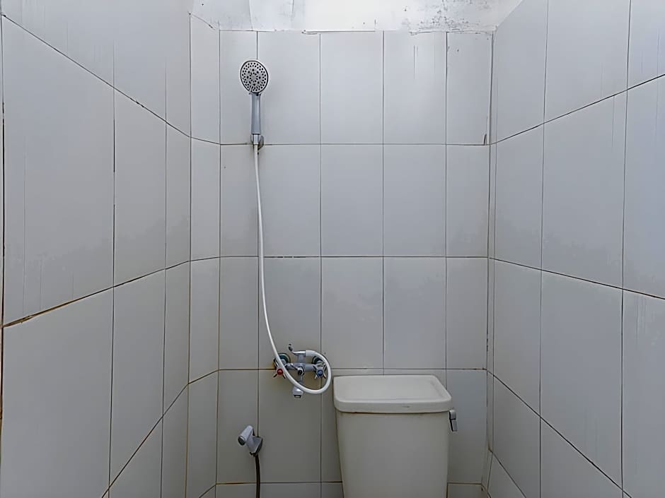 RedDoorz Plus near Museum Angkut Batu 4