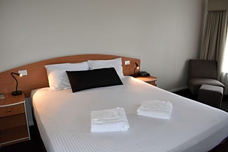 1 King Bed  Non-Smoking Deluxe Room Sofabed Work Desk Wi-Fi Air-Conditioned