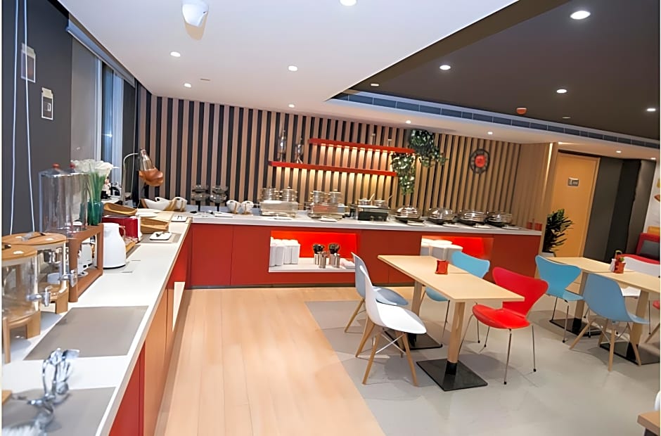 ibis Luoyang Baolong Square Hotel