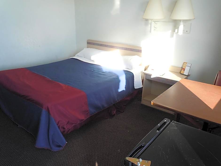 Travelodge by Wyndham Grand Rapids North