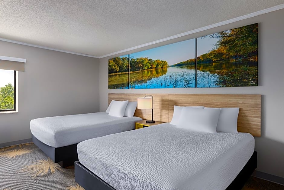 Days Inn & Suites by Wyndham Kansas City South