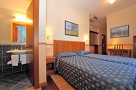 Classic Double or Twin Room with Balcony