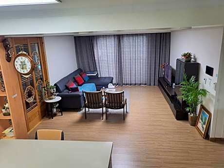 그레이스리버하우스 가동2층 
(거실,방/화장실2 : 소가족(4인)을 위한 맞춤 숙소)