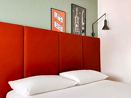 Standard room with a double bed and a bed for kids under 12