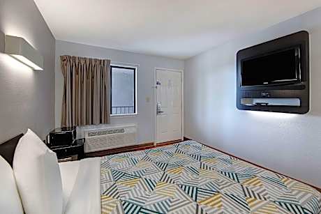 1 Queen Bed | Non-Smoking
