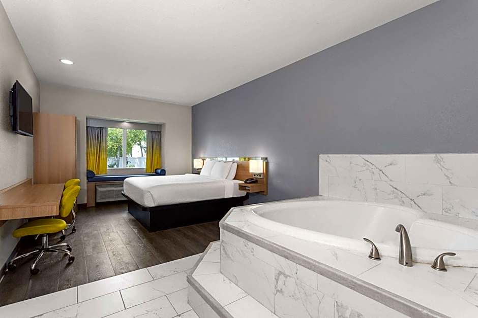 Microtel Inn & Suites by Wyndham Panama City