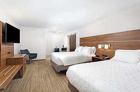 Queen Room with Two Queen Beds - Mobility Access Tub/Non-Smoking
