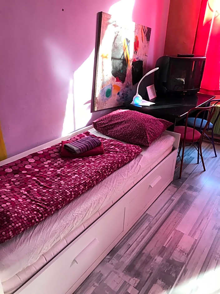 Hotel sebarozvoja s možnosťou získania poznania a inšpirujúcich prostriedkov na uplatňovanie vedomia, premenu seba a prostredia interiéru