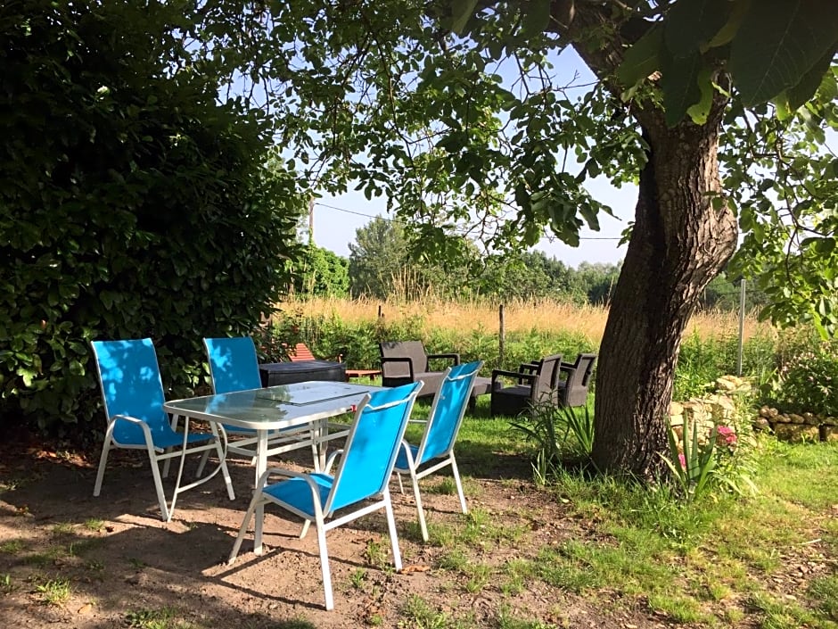 GITE 33 m2 - STUDIO avec kitchenette , espace salon, TV, 2 personnes PISCINE WIFI CLIM près Saint EMILION et du Périgord