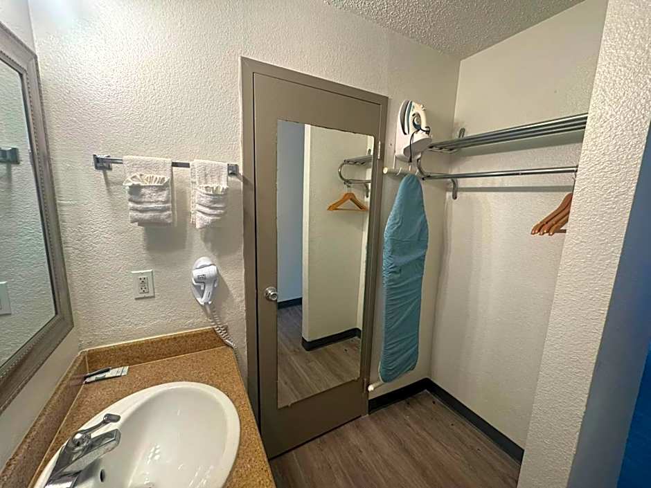 Express Inn & Suites