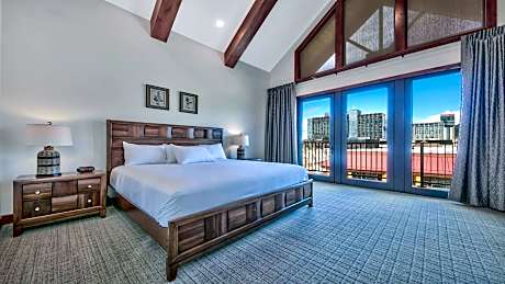 Deluxe Three-Bedroom Apartment