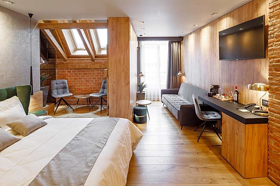 SCHUSTER Boarding House