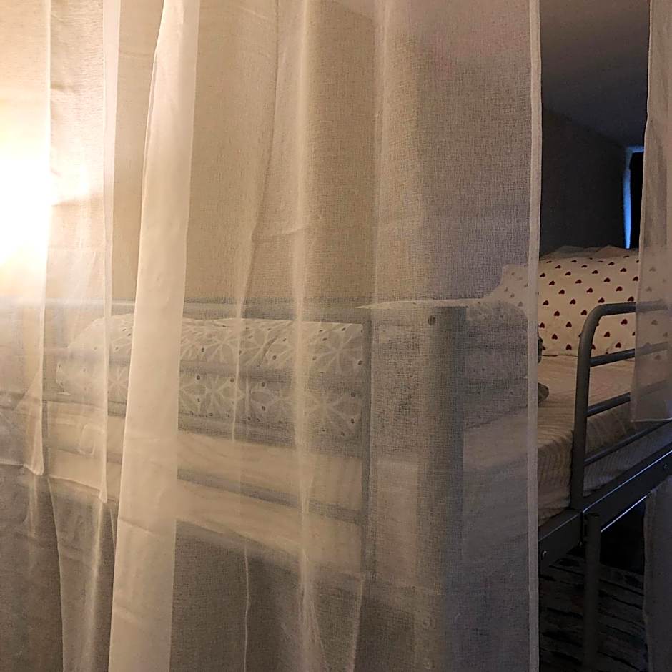 Female dorm- Femme dortoir Paris 8pm-10am