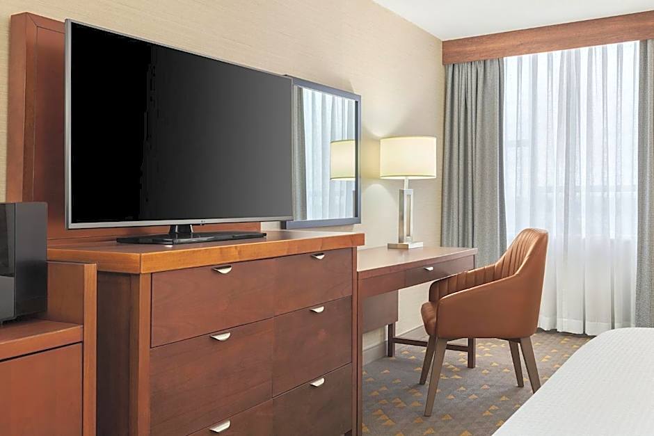 Holiday Inn Oakville Centre By IHG