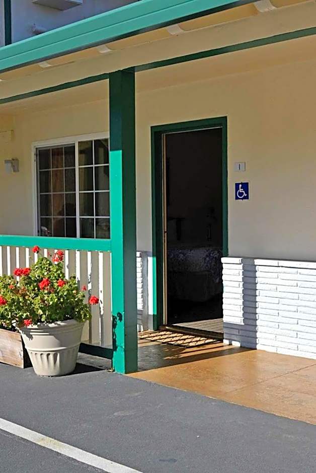 Monterey Pines Inn