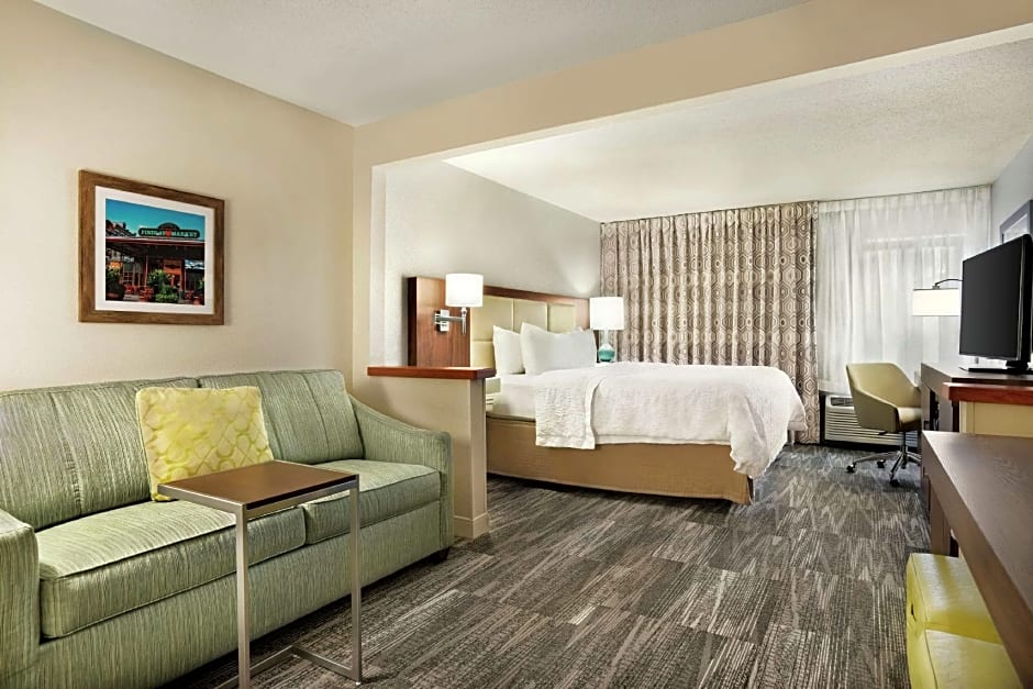Foto 1 di 4 di 1 King Bed, Hearing/Mobility Accessible, Bathtub