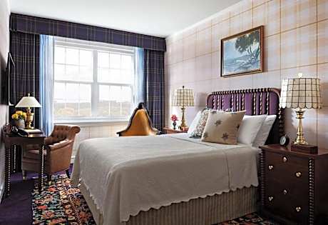 Graduate Queen Room