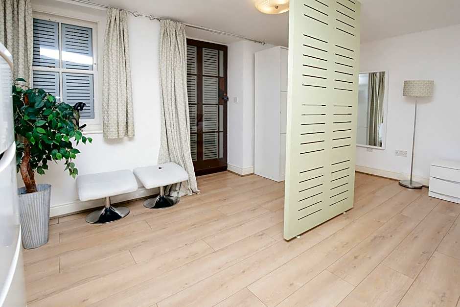 Cambridge City Studios by Paymán Club