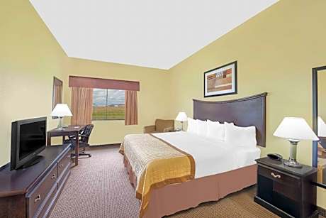 King Room with Bath Tub - Mobility/Hearing Accessible - Non-Smoking