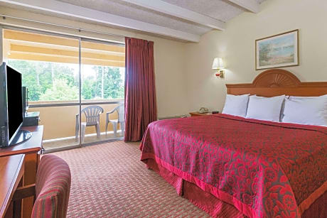 1 King Bed Non-Smoking