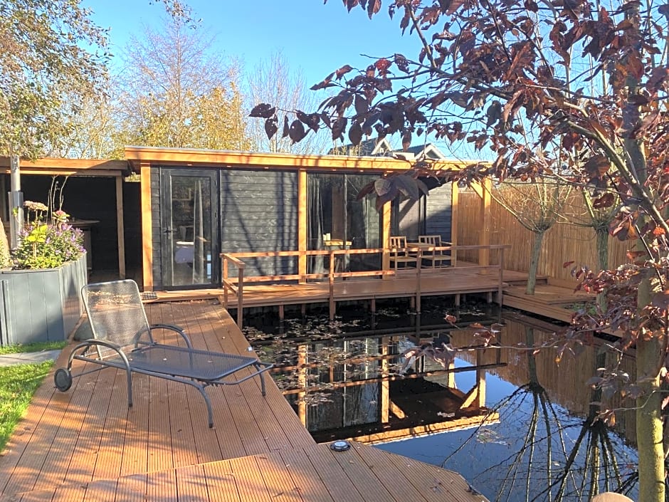 Casa aan de Plas, B&B met sauna en hottub of jacuzzi