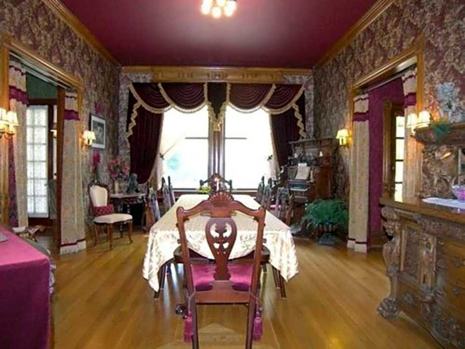 Alexander Mansion  Bed and Breakfast