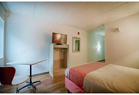 1 Queen Bed | ADA/Tub