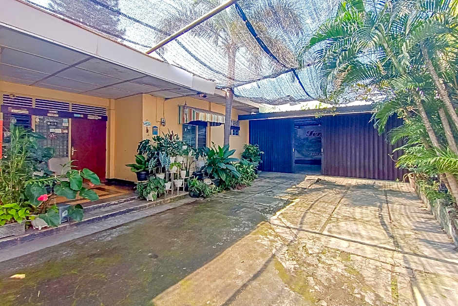 WILUDJENG Guest House near Alun Alun Sragen Mitra RedDoorz