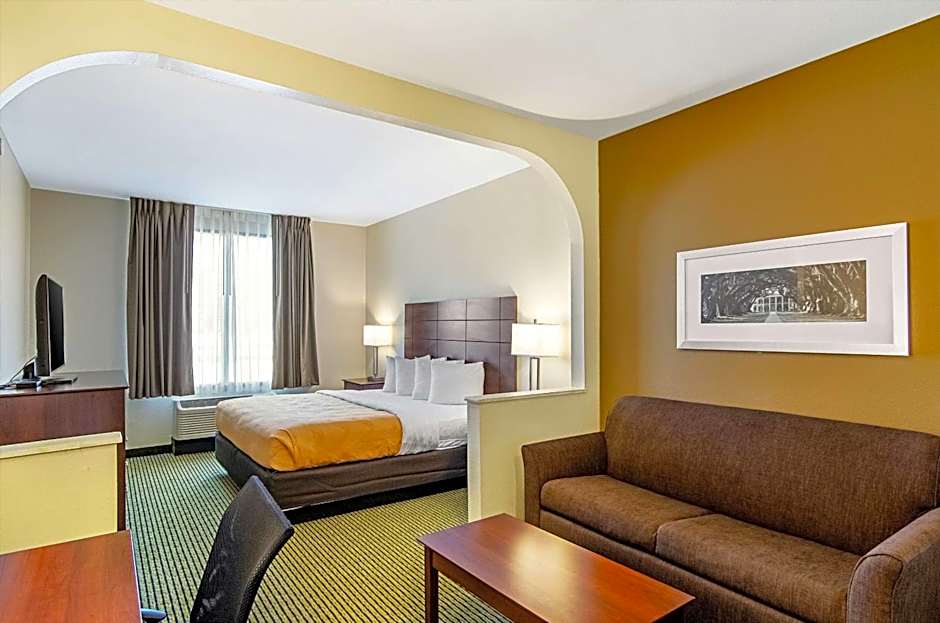 Quality Inn and Suites Near Tanger Outlet Mall