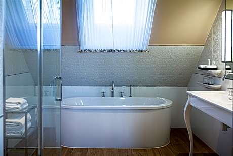 1 King Bed, Non-Smoking, Prestige Room, Bath And Shower, Docking Station, Larger Room