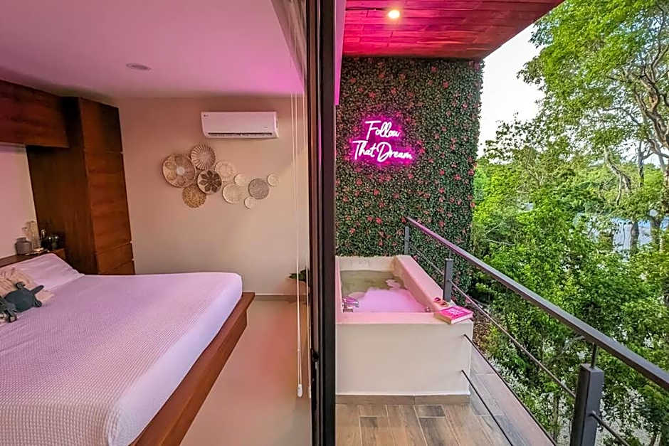 Frida's Artsy Condo with own mural, outdoor tub & rooftop pool