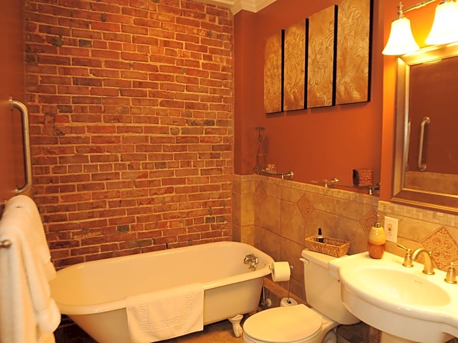Hamilton House Inn