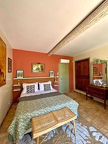 Deluxe Double Room (2 Adults + 1 Child)