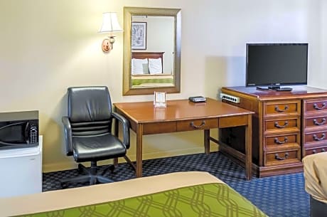 2 Queen Beds, Smoking