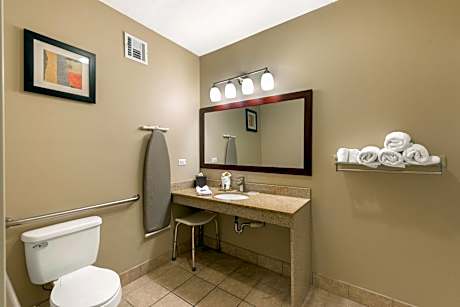 King Room with Roll-In Shower - Mobility Access
