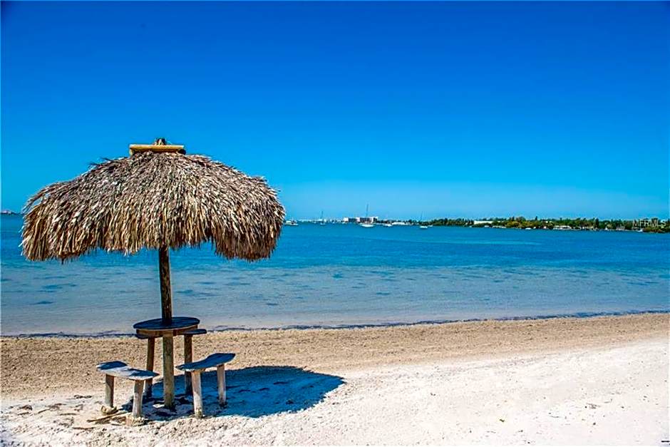 Walk to the Sand, Pool & Hot Tub Waterfront Oasis