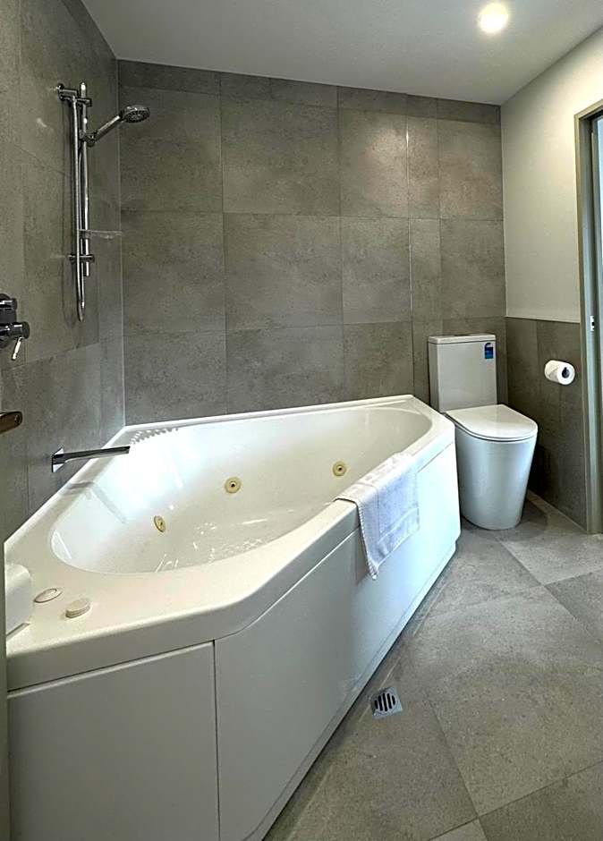 Baycourt Lakefront Motel