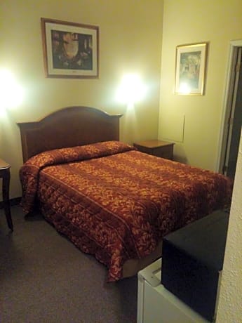 Standard Single Room with One Queen Bed