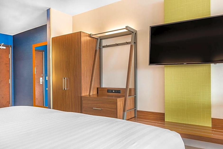Holiday Inn Express & Suites Clarion By IHG