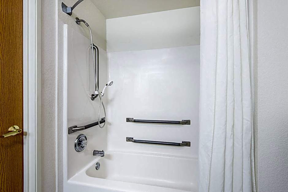 Super 8 by Wyndham West Middlesex/Sharon Area