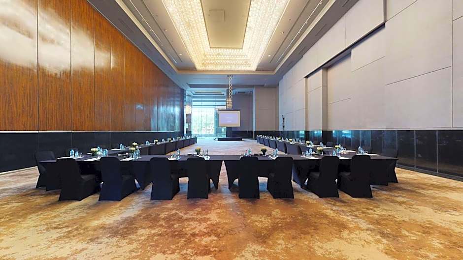 Dusit Thani LakeView Cairo
