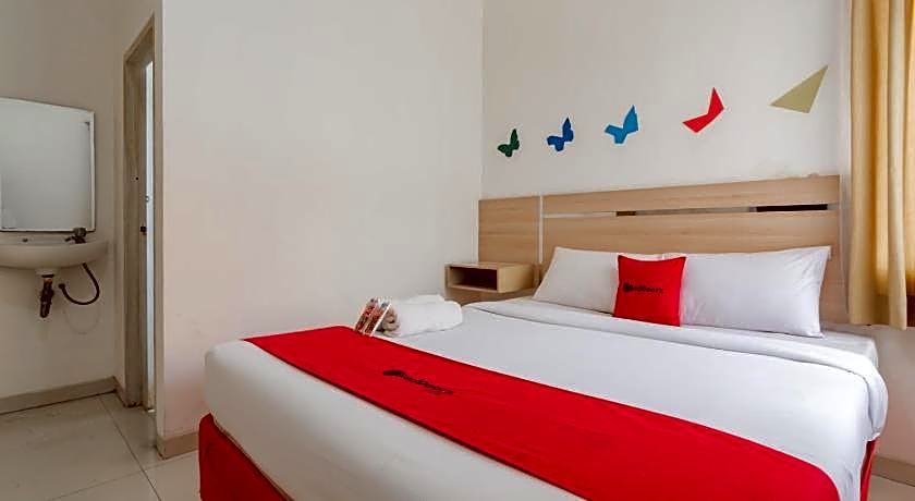 RedDoorz near Alun Alun Bandung 3