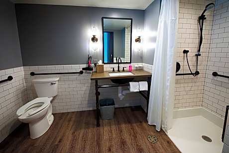 Room, 1 King Bed (Hearing Accessible) (1 King Bed)